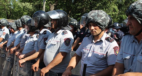 Сотрудники полиции во время акции протеста. Ереван, июнь 2024 г. Фото Тиграна Петросяна для "Кавказского узла"