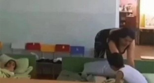 Воспитательница, избившая ребенка в общине Малые Веди. Скриншот видео https://www.magnis.news/rus/news/387888/