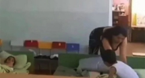 Воспитательница, избившая ребенка в общине Малые Веди. Скриншот видео https://www.magnis.news/rus/news/387888/