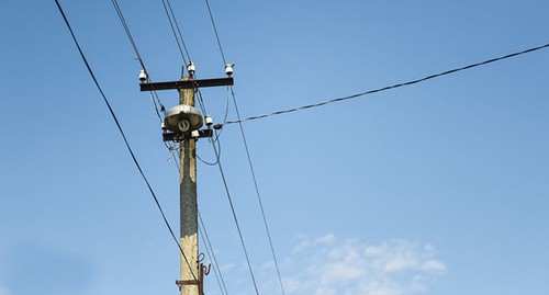 Столб линии электропередачи. Фото Елены Синеок, "Юга.ру"
