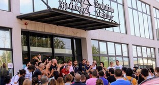 Бастующие работники онлайн-казино вышли на акцию в Тбилиси
