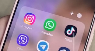 Иконка мессенджера WhatsApp (принадлежит компании Meta деятельность которой запрещена в России). Кадр из видео https://www.youtube.com/watch?v=_gTIG5EQhi8