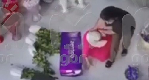 Кадр видео избиения женщины мужем. 1 августа 2024 года. Телеграм-канал Mash Gor https://t.me/mash_gor/5971
