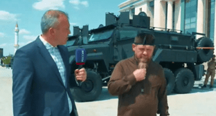 Интервью Рамзана Кадырова на фоне "Ахмат-машины". Кадр из видео https://rutube.ru/video/261ff682dd66eb031617d9a596421c4c/?t=5