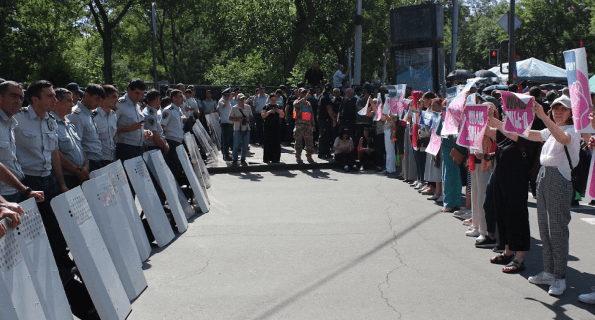 Силовики и сторонники Галстаняна на акции протеста. Фото Тиграна Петросяна для "Кавказского узла".