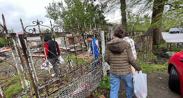 Сотрудники фонда "Революция добра". Фото: "Новости-Грузия" https://www.newsgeorgia.ge/v-gruzii-pomogavshij-maloimushhim-semjam-fond-objavil-o-likvidacii-iz-za-zakona-ob-inoagentah/