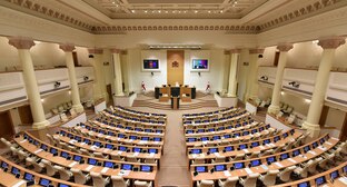 Парламент Грузии. Фото: https://www.interpressnews.ge https://ru.wikipedia.org/ 