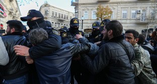 Сотрудники полиции задерживают активистов. Фото Азиза Каримова для "Кавказского узла"