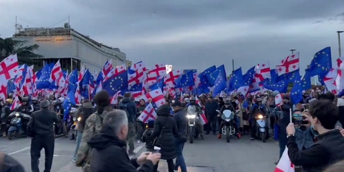 Участники одной из колонн перед началом шествия к центру Тбилиси. Кадр видео Katie Shoshiashvi из телеграм-канала NEWSGEORGIA / Новости – Грузия https://t.me/NGnewsgeorgia/18936