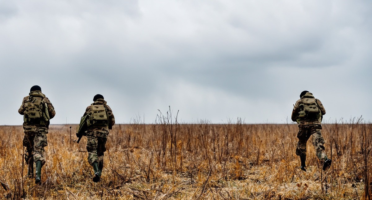 Военные идут в поле. Иллюстрация создана с помощью программы Copilot