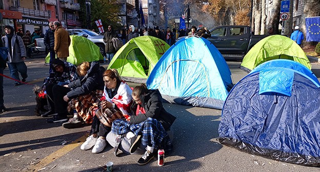 Молодые люди на протестной акции в Тбилиси. 18 ноября 2024 г. Фото Инны Кукуджановой для "Кавказского узла"