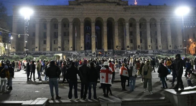 Протестующие в Тбилиси. 1 декабря 2024 года. Фото: "ИнтерпрессНьюс" https://www.interpressnews.ge/ru/article/164851-grazhdane-sobiraiutsia-u-parlamenta-na-aktsiiu-protesta-prospekt-rustaveli-perekryt