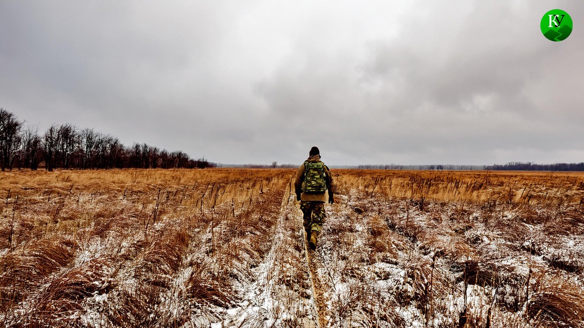 Военный идет в поле. Иллюстрация создана «Кавказским узлом» с помощью ИИ в программе Photoshop