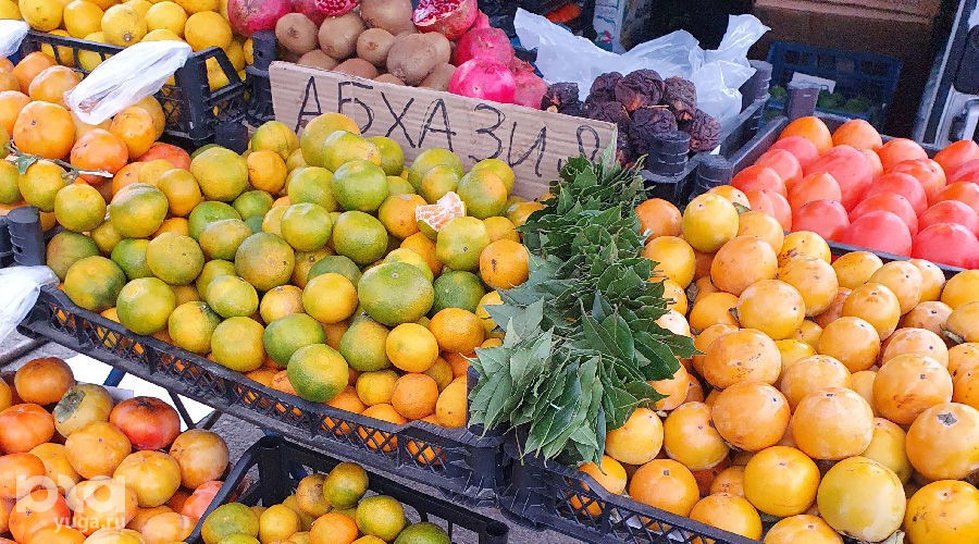 Мандарины на рынке. Фото Елены Синеок Юга ру