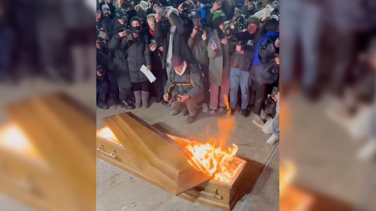 Горящий гроб на акции протеста. Скриншот из видео: https://t.me/Tbilisi_life/33725