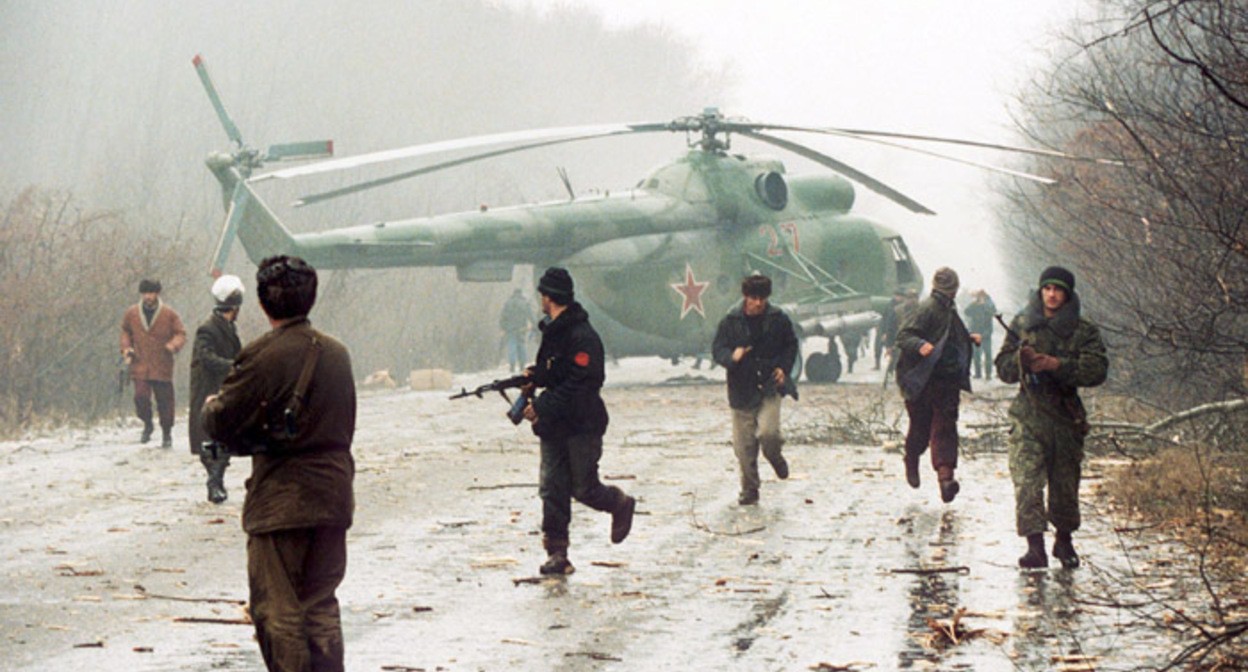 Вертолёт, сбитый чеченскими боевиками. Декабрь 1994. Фото: Михаил Евстафьев. Mikhail Evstafiev https://ru.wikipedia.org/ 