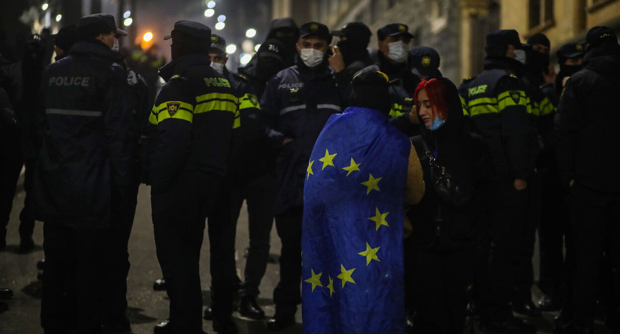 Участники акции протеста с флагом Евросоюза. Тбилиси, 7 декабря 2024 г. Фото Азиза Каримова для "Кавказского узла"