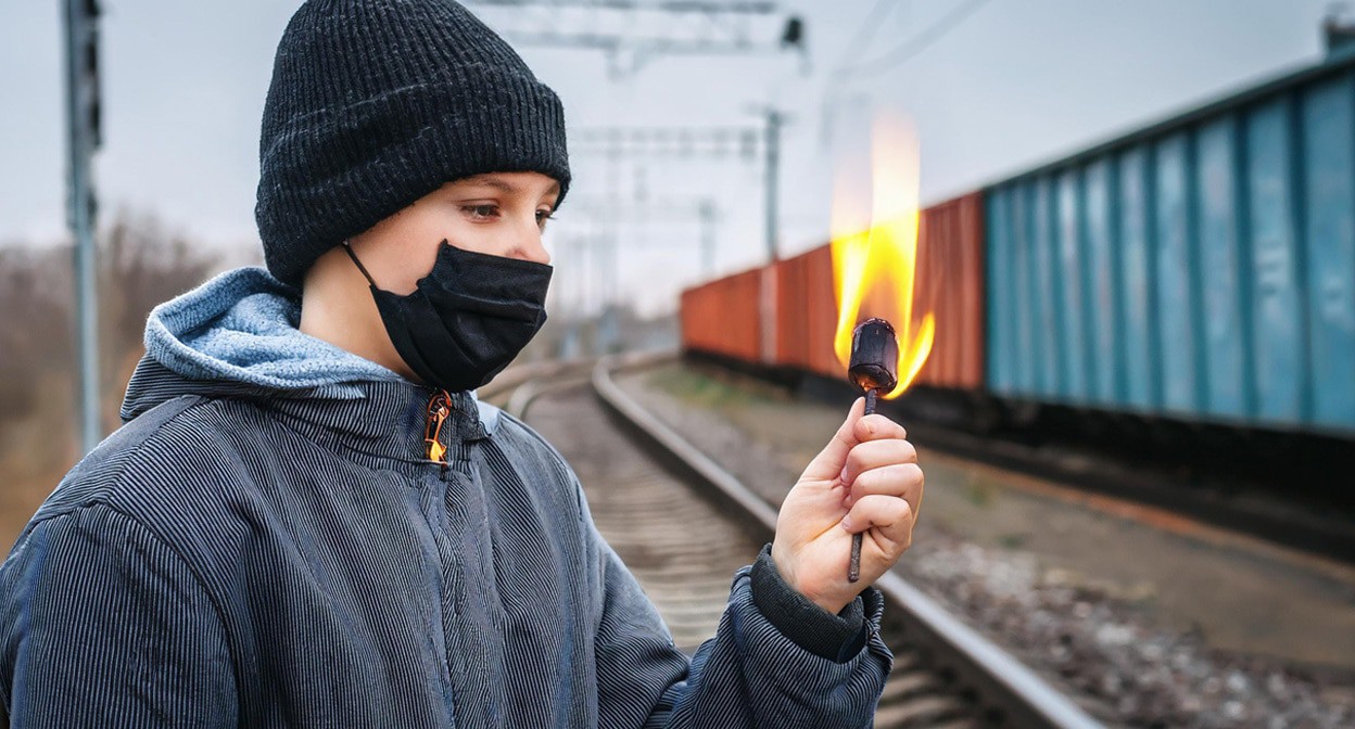 Подросток около железднодорожных путей. Иллюстрация создана «Кавказским узлом» с помощью ИИ в программе Photoshop