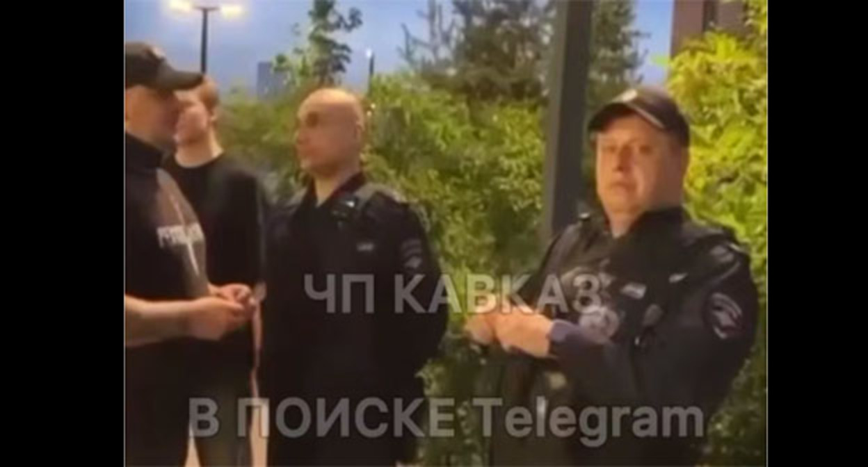 Конфликт с участием чеченцев. 18 июня 2025 г. Коллаж "Кавказского узла". Скриншот видео https://t.me/chp_kavkaz/23733 Конфликт с участием чеченцев. 18 июня 2025 г. Коллаж "Кавказского узла". Скриншот видео https://t.me/chp_kavkaz/23733