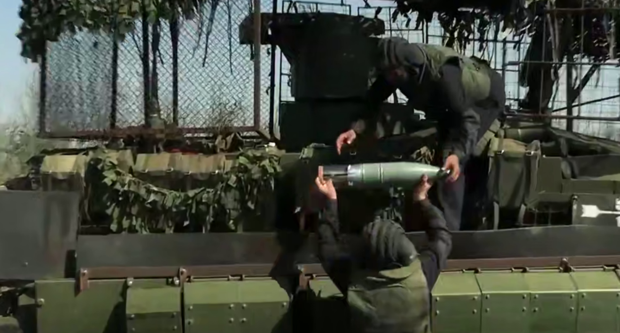 Российские бойцы. Стоп-кадр видео Минобороны России от 19.09.25, https://t.me/mod_russia/56775. Российские бойцы. Стоп-кадр видео Минобороны России от 19.09.25, https://t.me/mod_russia/56775.