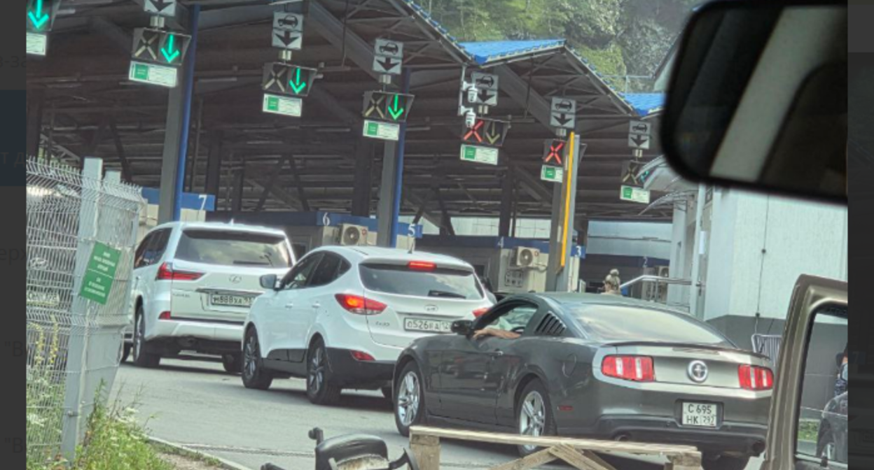 Автомобили в ожидании контроля на въезде в Грузию. Скриншот фото из Telegram-канала "Осетия" https://t.me/ossetiaFB/54074.
Автомобили в ожидании контроля на въезде в Грузию. Скриншот фото из Telegram-канала "Осетия" https://t.me/ossetiaFB/54074.