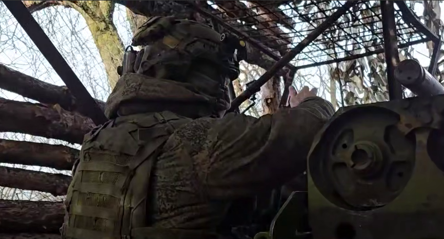 Российский боец. Стоп-кадр видео из telegram-канала Минобороны России от 07.12.25, https://t.me/mod_russia/59187. Российский боец. Стоп-кадр видео из telegram-канала Минобороны России от 07.12.25, https://t.me/mod_russia/59187.