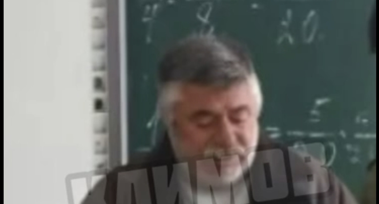 Учитель школы №61 в хуторе Ленина. Фото: Климов / Telegram Учитель школы №61 в хуторе Ленина. Фото: Климов / Telegram