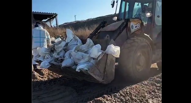 Дорожная техника убирает мешки с мазутом. 14 января 2026 г. Скриншот видео https://t.me/shtab_delfin/1771 Дорожная техника убирает мешки с мазутом. 14 января 2026 г. Скриншот видео https://t.me/shtab_delfin/1771