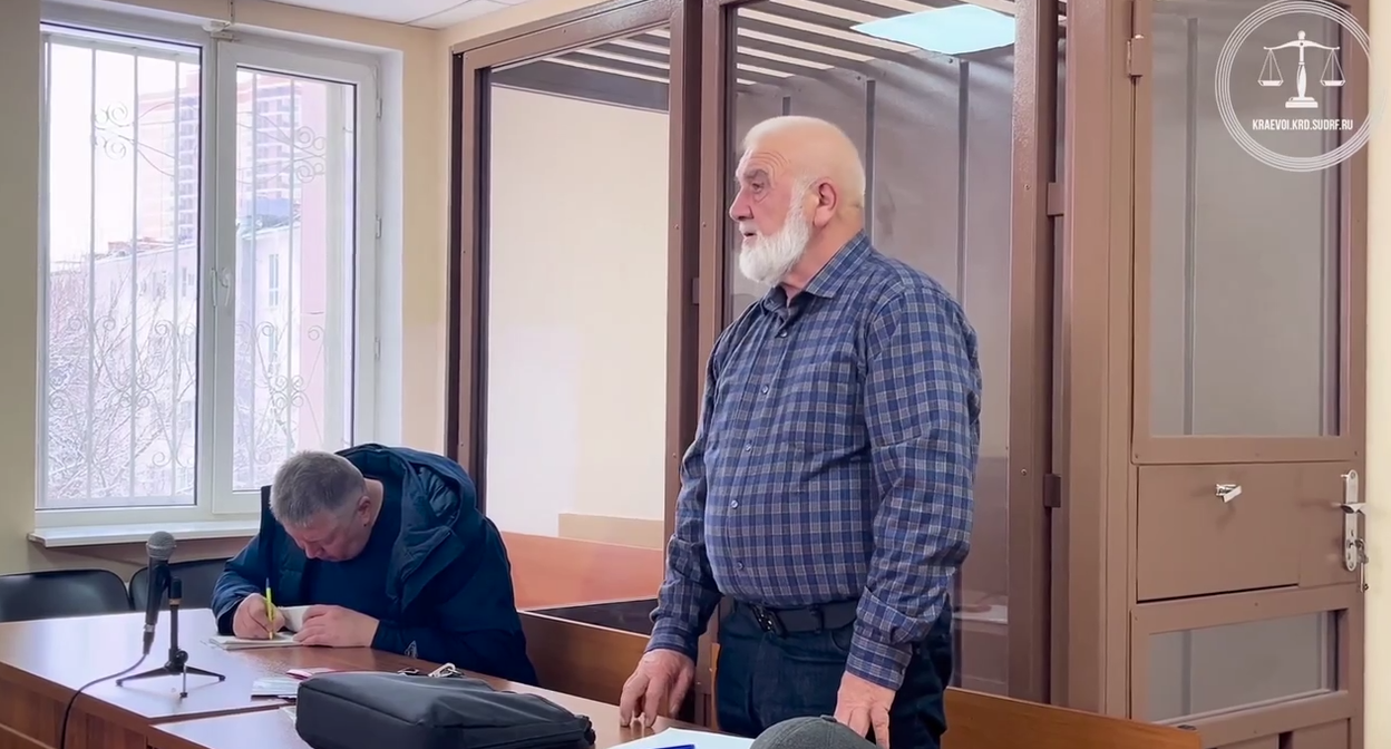 Кадр из суда в Краснодаре над педагогом из Дагестана. Фото: Объединенная пресс-служба судов Краснодарского края / Telegram-канал Кадр из суда в Краснодаре над педагогом из Дагестана. Фото: Объединенная пресс-служба судов Краснодарского края / Telegram-канал