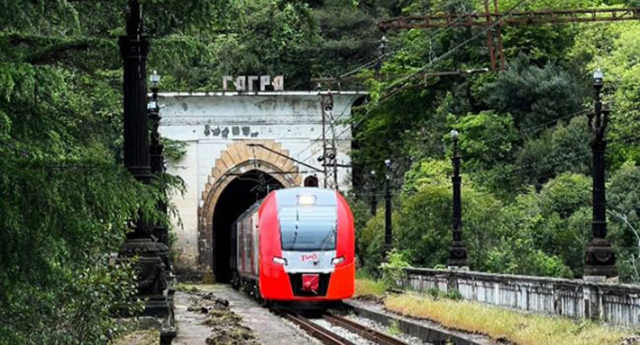 Поезд РЖД в Абхазии. Фото: пресс-служба АЖД Поезд РЖД в Абхазии. Фото: пресс-служба АЖД