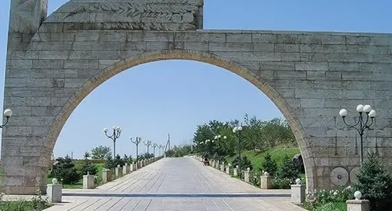 Военный пантеон "Ераблур". Скриншот фото https://www.youtube.com/watch?v=4yhO2yik6Fo. Военный пантеон "Ераблур". Скриншот фото https://www.youtube.com/watch?v=4yhO2yik6Fo.