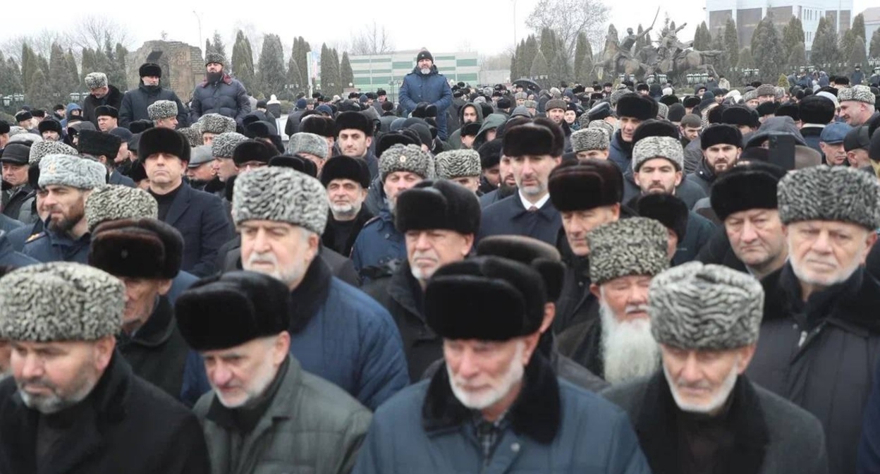 Участники митинга памяти жертв депортации ингушского народа. Назрань, 23 февраля 2026 года. Фото из телеграм-канала правительства Ингушетии https://t.me/pravitelstvori/24568 Участники митинга памяти жертв депортации ингушского народа. Назрань, 23 февраля 2026 года. Фото из телеграм-канала правительства Ингушетии https://t.me/pravitelstvori/24568