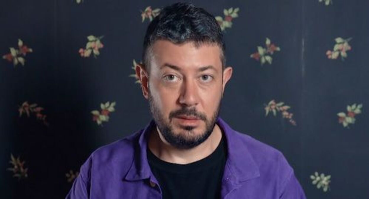 Артемий Лебедев. Фото: стоп-кадр видео "Флешмоб в поддержку Павла Устинова / Закрытие счета "Матерей Беслана" / Очереди за айФонами" https://www.youtube.com/channel/UCsKiNBoIWLpIxU6vsAv3v3w Артемий Лебедев. Фото: стоп-кадр видео "Флешмоб в поддержку Павла Устинова / Закрытие счета "Матерей Беслана" / Очереди за айФонами" https://www.youtube.com/channel/UCsKiNBoIWLpIxU6vsAv3v3w