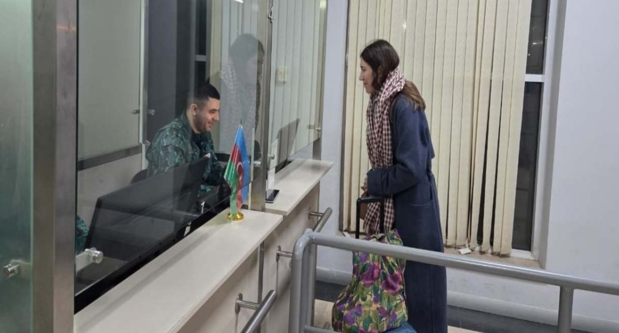 Женщина на погранпереходе из Ирана в Азербайджан. Фото: АПА https://ru.apa.az/vneshnyaya-politika/iz-irana-cerez-azerbaidzanskuyu-granicu-do-six-por-evakuirovany-1873-celoveka-obnovleno-1-639771 Женщина на погранпереходе из Ирана в Азербайджан. Фото: АПА https://ru.apa.az/vneshnyaya-politika/iz-irana-cerez-azerbaidzanskuyu-granicu-do-six-por-evakuirovany-1873-celoveka-obnovleno-1-639771