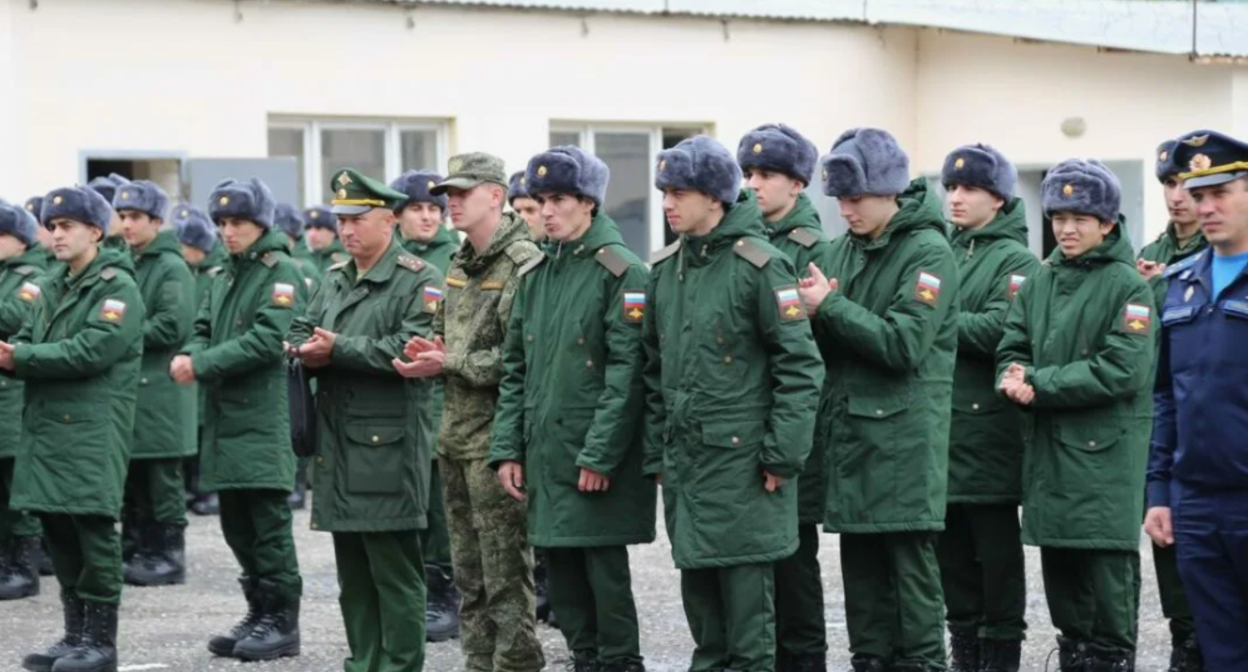 Призывники из Дагестана. Скриншот фото https://yoldash.ru/news/vsego-iz-dagestana-budut-sluzhit-35-tys-chelovek/ Призывники из Дагестана. Скриншот фото https://yoldash.ru/news/vsego-iz-dagestana-budut-sluzhit-35-tys-chelovek/