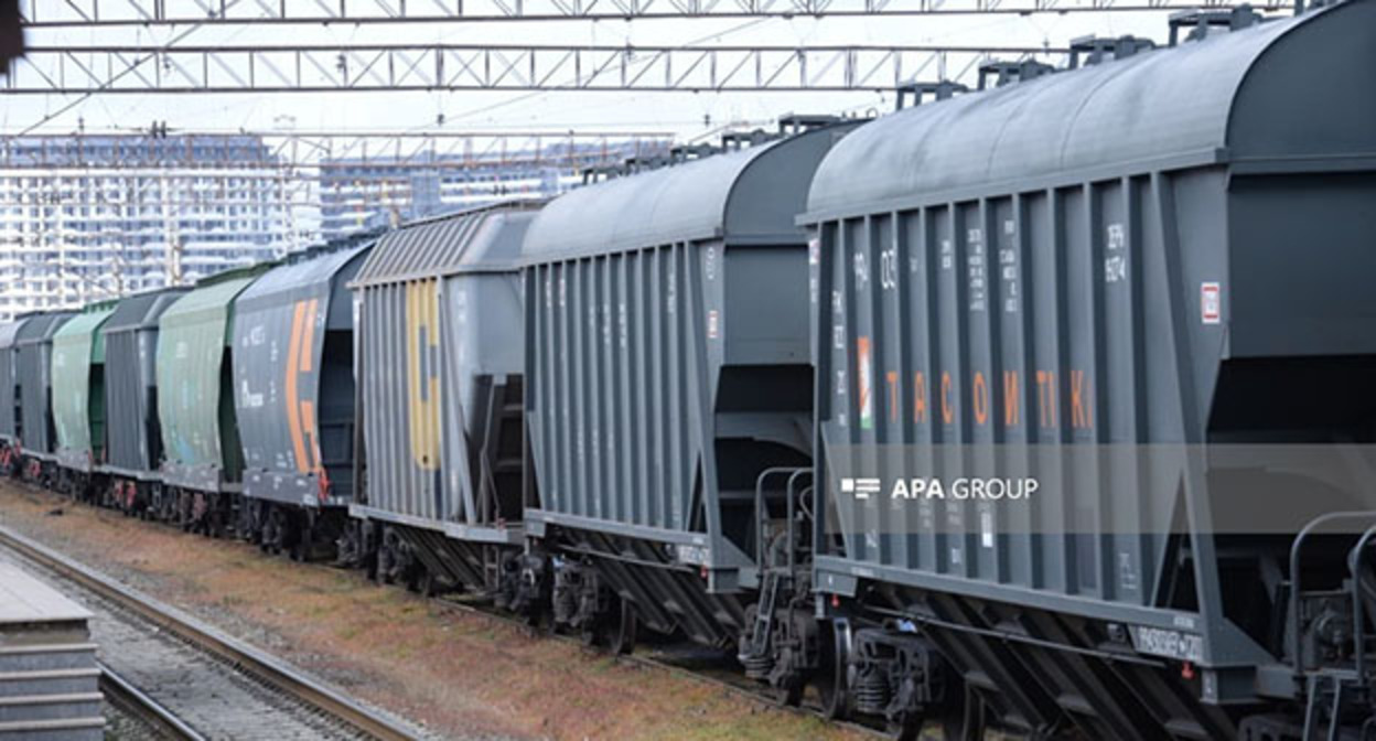 Вагоны с зерном. Фото: APA https://ru.apa.az/vneshnyaya-politika/vagony-s-zernom-napravlyayushhiesya-iz-rossii-v-armeniyu-segodnya-otpravleny-iz-baku-foto-640408 Вагоны с зерном. Фото: APA https://ru.apa.az/vneshnyaya-politika/vagony-s-zernom-napravlyayushhiesya-iz-rossii-v-armeniyu-segodnya-otpravleny-iz-baku-foto-640408