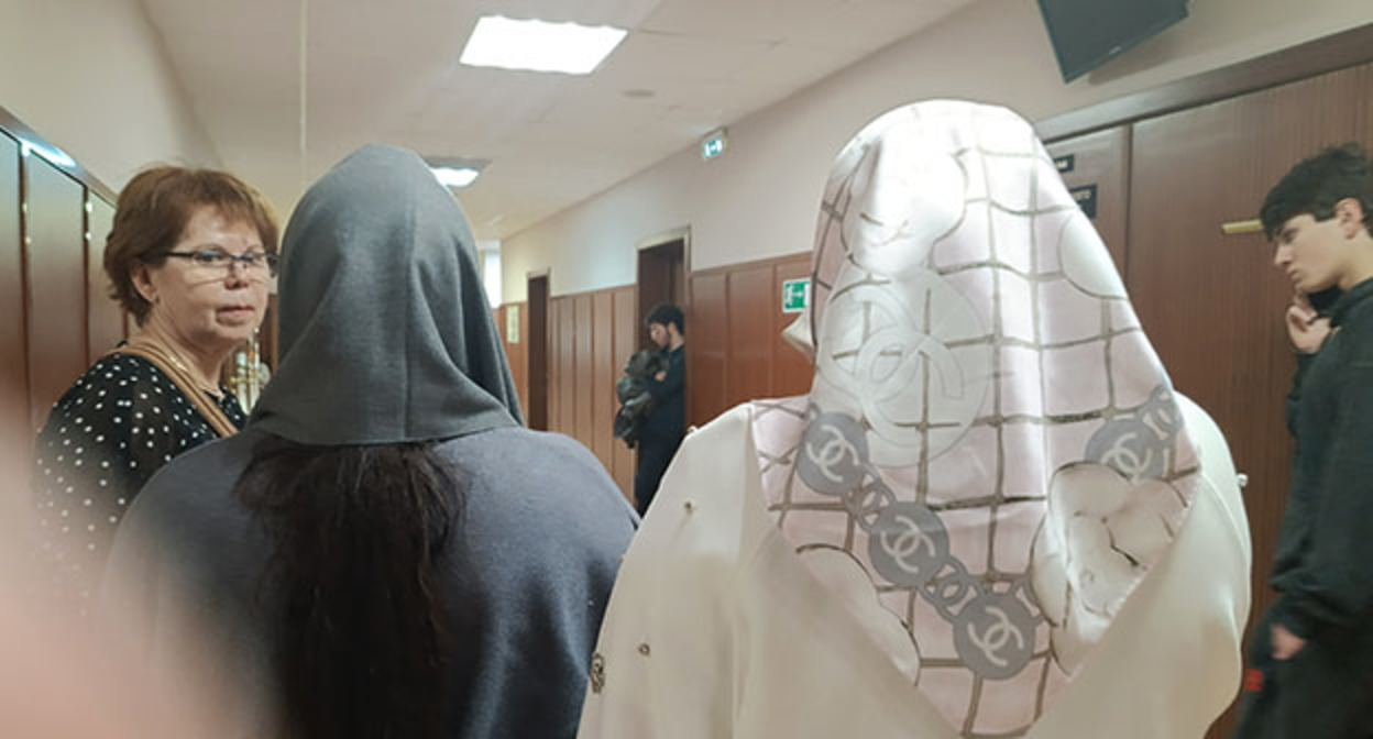 Родственники осужденных в коридоре суда. 12 марта 2026 г. Фото корреспондента "Кавказского узла" Родственники осужденных в коридоре суда. 12 марта 2026 г. Фото корреспондента "Кавказского узла"