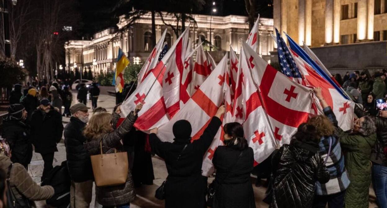 Протестующие на проспекте Руставели, 12 марта 2026 года. Фото: Мариам Кавшбая / Publika Протестующие на проспекте Руставели, 12 марта 2026 года. Фото: Мариам Кавшбая / Publika