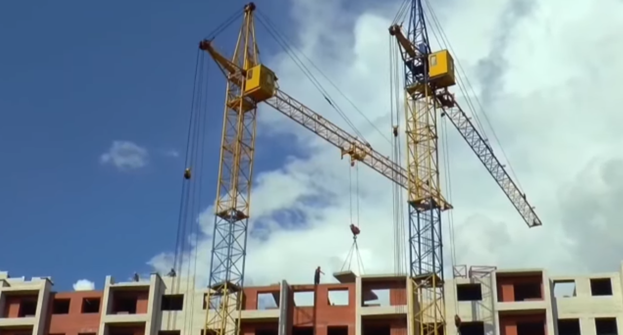 Башенные краны на стройке. Стоп-кадр видео ТЕХНОmagazine, https://vkvideo.ru/video-88291801_456239179?t=10s.
Башенные краны на стройке. Стоп-кадр видео ТЕХНОmagazine, https://vkvideo.ru/video-88291801_456239179?t=10s.