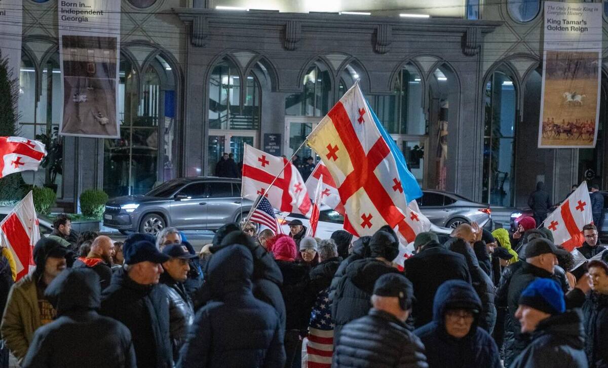 Протестующие на проспекте Руставели. Фото: Nino Kikvadze / Publika
Протестующие на проспекте Руставели. Фото: Nino Kikvadze / Publika