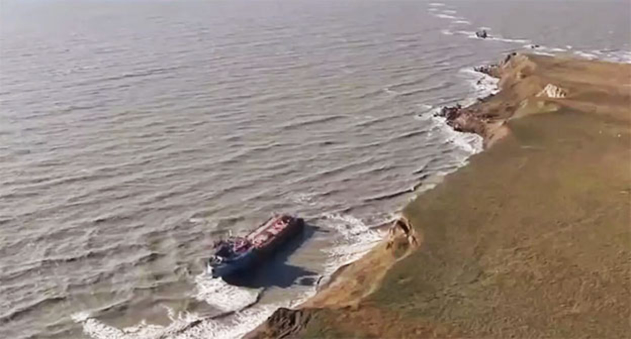 Место крушения танкера с мазутом в Керченском проливе. Фото: Министерство природных ресурсов и экологии РФ Место крушения танкера с мазутом в Керченском проливе. Фото: Министерство природных ресурсов и экологии РФ