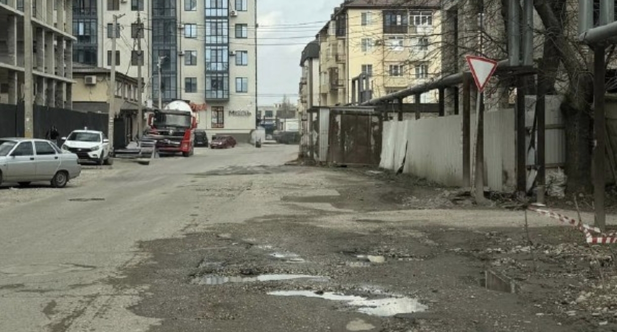 Ямы на улице Чернышевского в Нальчике. Фото: прокуратура Кабардино-Балкарии / Telegram Ямы на улице Чернышевского в Нальчике. Фото: прокуратура Кабардино-Балкарии / Telegram
