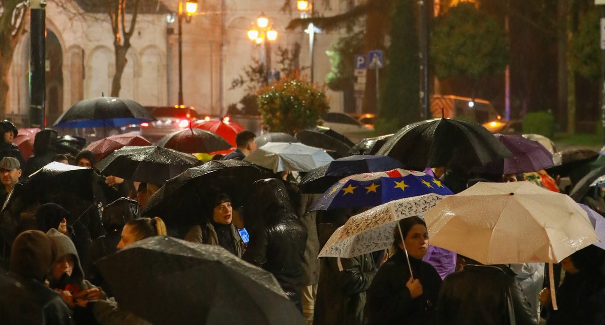 Стоп-кадр: "Проевропейские протесты в Тбилиси 483-й день подряд. Фото: MO SE / Facebook Стоп-кадр: "Проевропейские протесты в Тбилиси 483-й день подряд. Фото: MO SE / Facebook