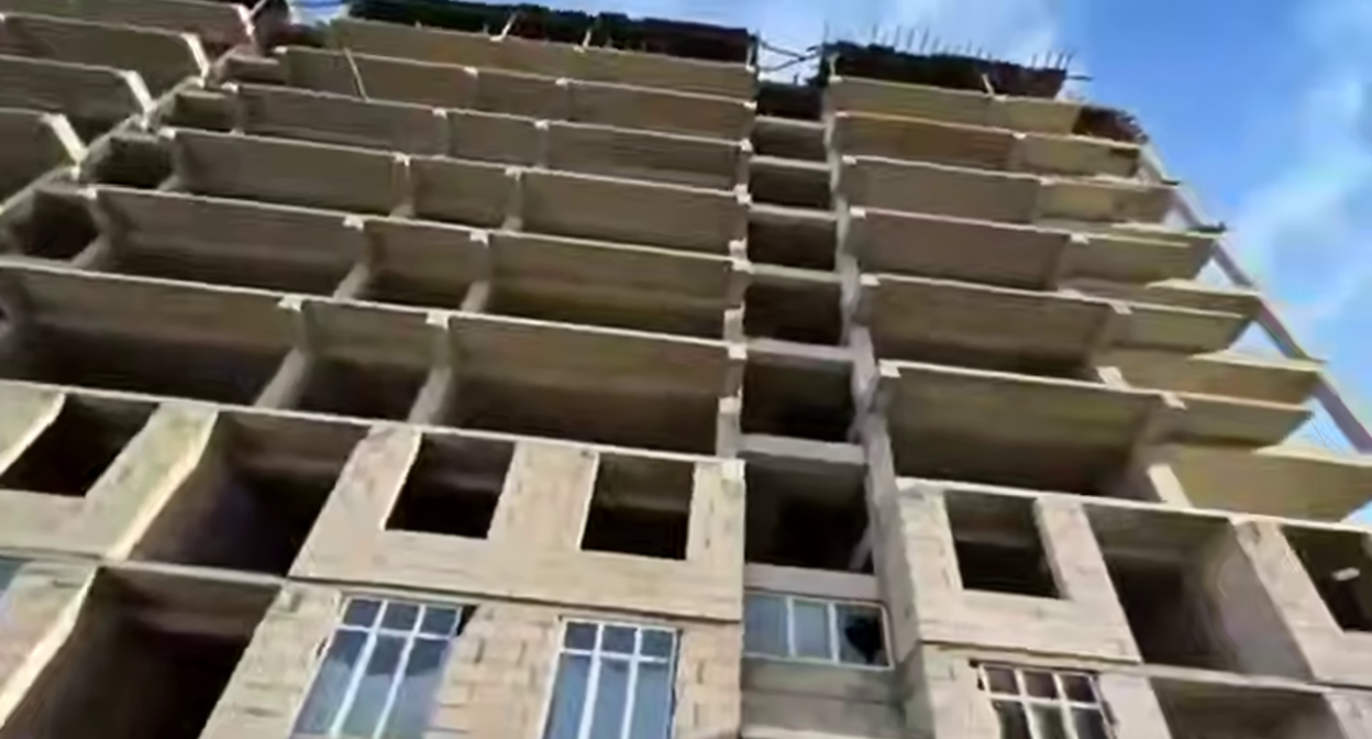 Кадр Пайщики ЖСК "Уютный дом" обратились к главе Дагестана с просьбой достроить дом. Фото: Тут Дагестан / Telegram-канал Кадр Пайщики ЖСК "Уютный дом" обратились к главе Дагестана с просьбой достроить дом. Фото: Тут Дагестан / Telegram-канал