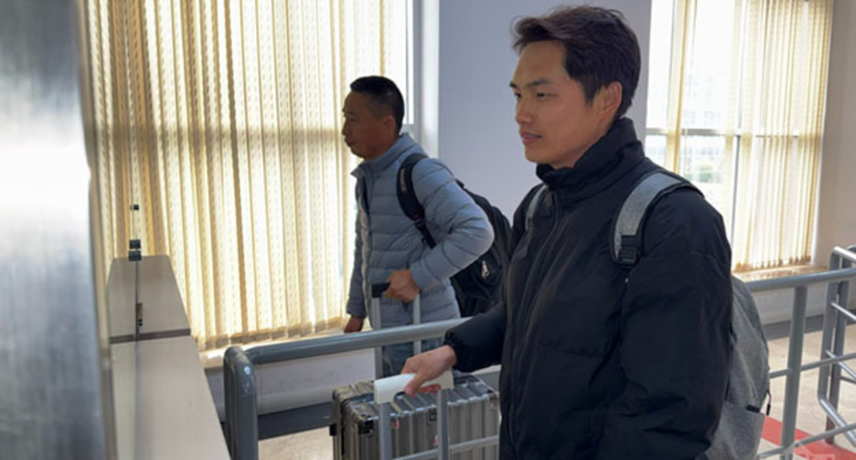 Эвакуация из Ирана. Фото: https://azertag.az/ru/xeber/evakuaciya_iz_irana_svyshe_100_inostrannyh_grazhdan_peresekli_granicu_azerbaidzhana_video-4052299 Эвакуация из Ирана. Фото: https://azertag.az/ru/xeber/evakuaciya_iz_irana_svyshe_100_inostrannyh_grazhdan_peresekli_granicu_azerbaidzhana_video-4052299