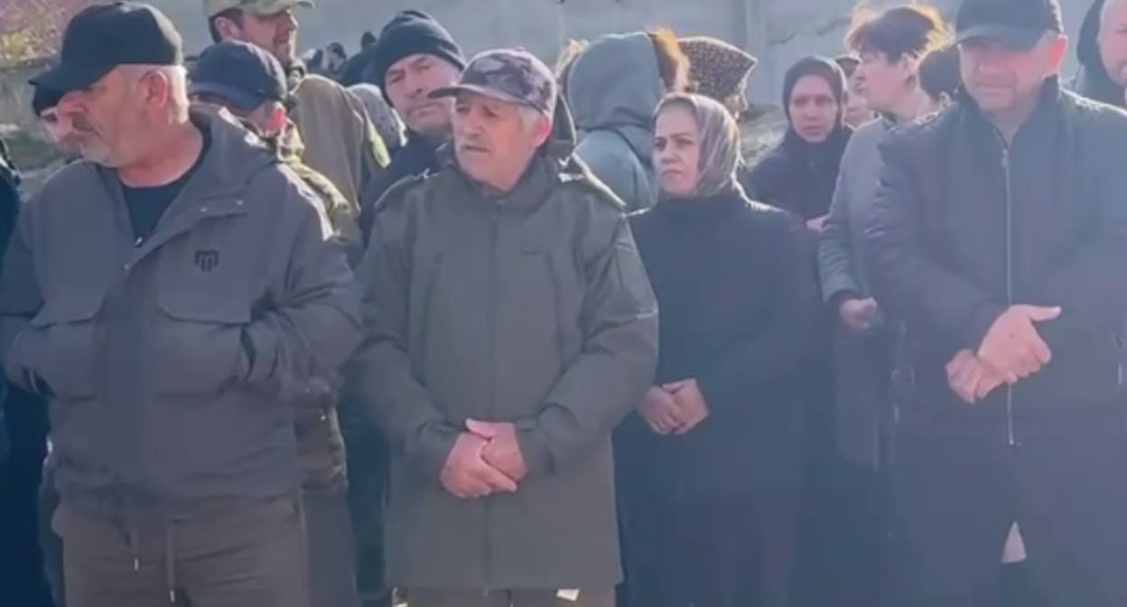 Стоп-кадр: "Жители поселка Газораспределитель в Махачкале обратились к мэру Махачкалы и главе Дагестана с требованием убрать препятствия в русле реки". Фото: "Черновик" 2.0 / Telegram-канал Стоп-кадр: "Жители поселка Газораспределитель в Махачкале обратились к мэру Махачкалы и главе Дагестана с требованием убрать препятствия в русле реки". Фото: "Черновик" 2.0 / Telegram-канал