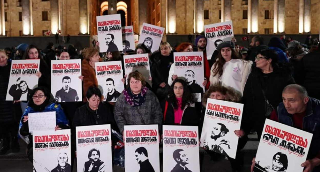 Кадр члены семей узников совести в Тбилиси в 497-й день непрерывных протестов. Фото: TV Pirveli / https://tvpirveli.ge/ka/siaxleebi/politika/125163-meore-tseli-9-aprilis-memorialtan-sindisis-patimrebis-mshoblebi-dgesats-rustavelze Кадр члены семей узников совести в Тбилиси в 497-й день непрерывных протестов. Фото: TV Pirveli / https://tvpirveli.ge/ka/siaxleebi/politika/125163-meore-tseli-9-aprilis-memorialtan-sindisis-patimrebis-mshoblebi-dgesats-rustavelze