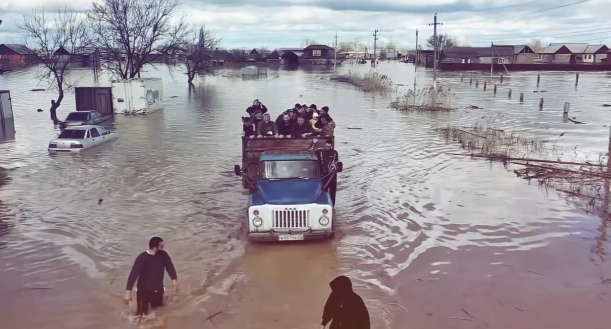 Последствия наводнения в селе Адильотар Хасавюртовского района. Кадр видео has.info Последствия наводнения в селе Адильотар Хасавюртовского района. Кадр видео has.info
