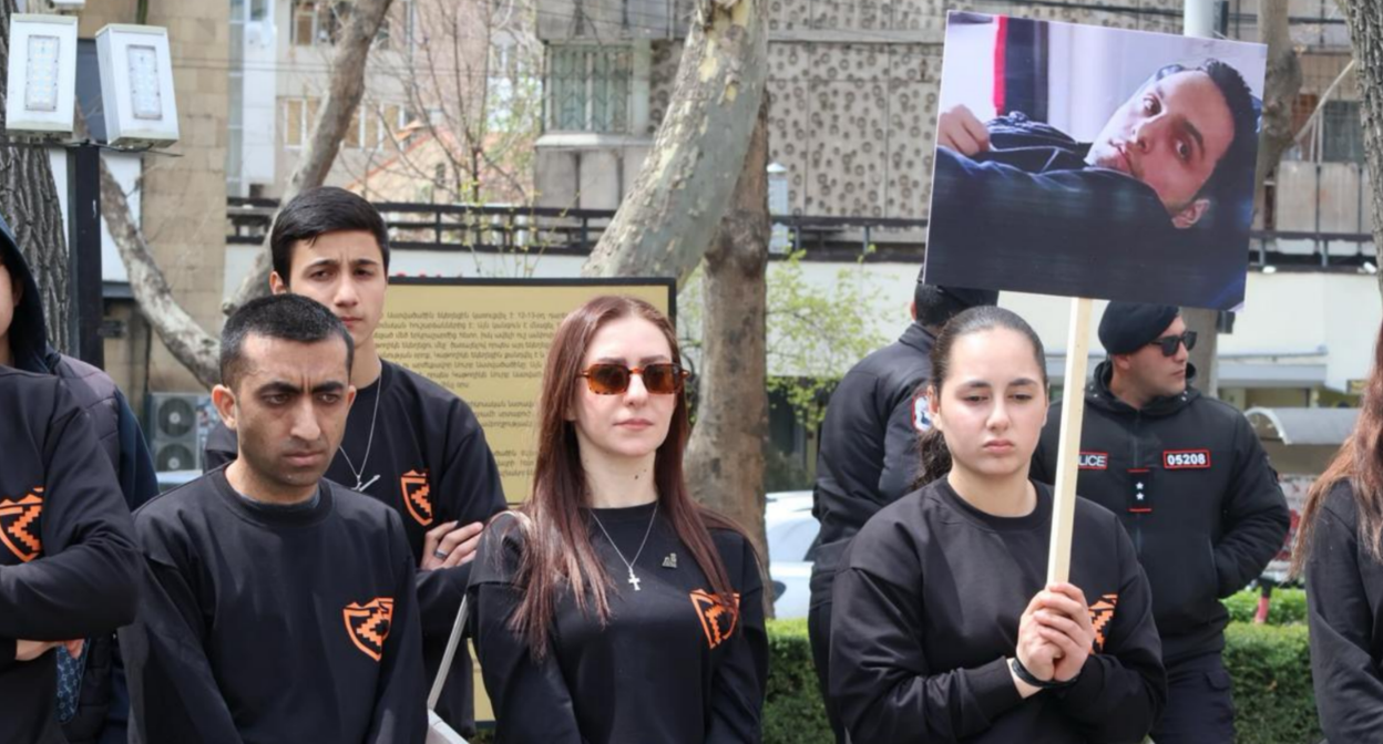 Участники акции в поддержку Давида Минасяна. Скриншот фото Armenia Today от 12.04.26, https://t.me/armtoday/101657. Участники акции в поддержку Давида Минасяна. Скриншот фото Armenia Today от 12.04.26, https://t.me/armtoday/101657.