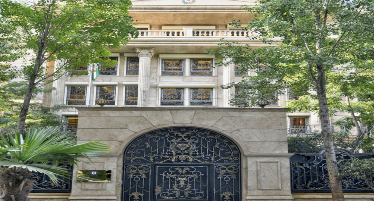 Посольство Азербайджана в Иране. Скриншот фото APA.Az? https://ru.apa.az/sotsium/posolstvo-azerbaidzana-v-irane-vozobnovilo-svoyu-deyatelnost-579727 Посольство Азербайджана в Иране. Скриншот фото APA.Az? https://ru.apa.az/sotsium/posolstvo-azerbaidzana-v-irane-vozobnovilo-svoyu-deyatelnost-579727